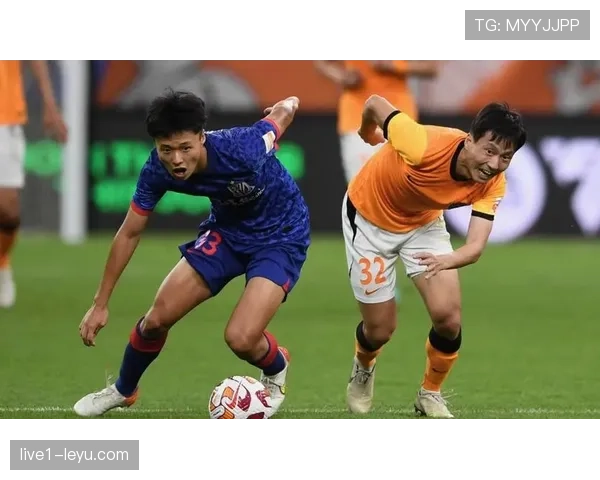 中超经典战役再现：球队拼搏诠释体育精神与团结力量